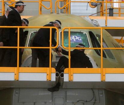 El presidente de Airbus Military, Domingo Ureña, tropieza durante la visita a un A400M en Sevilla.