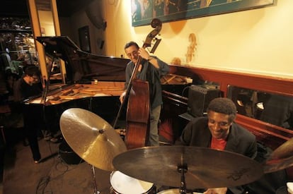 De izquierda a derecha, Albert Sanz, Javier Colina y Al Foster, en el Caf&eacute; Central de Madrid.