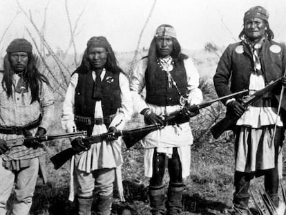 Gerónimo, a la derecha, con tres de sus guerreros; de izquierda a derecha, Yanozha, Chappo y Fun.