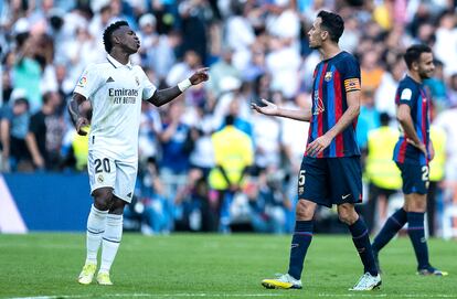 Vinicius Junior (a la izquierda) discute con Sergio Busquets durante la primera parte del encuentro.