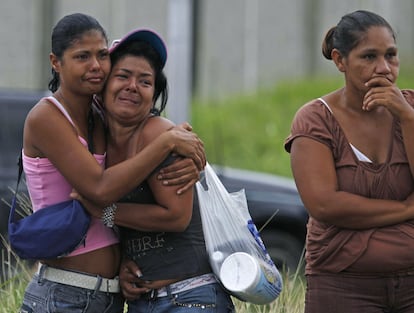 Ha sido especialmente duro para los familiares de los reos ver cómo sigue sin control la situación en el Rodeo II. El Gobierno, a través del ministro del Interior, Tareck El Aissami, ha asegurado que se está haciendo todo lo posible por retomar el control del penal, tras el motín que comenzó con un enfrentamiento entre bandas la semana pasada.