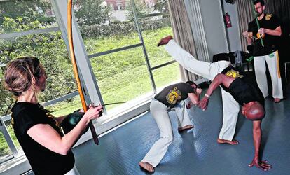 Clase de capoeira con el maestro Pantera en el colegio mayor madrile&ntilde;o Casa do Brasil. 