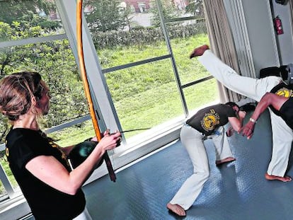 Clase de capoeira con el maestro Pantera en el colegio mayor madrile&ntilde;o Casa do Brasil. 