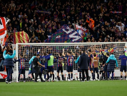Los jugadores del Barcelona celebran la victoria en el clásico.