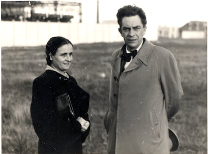 El escritor Manuel Chaves Nogales con Ana Pérez Ruiz, probablemente en Francia entre 1937 y 1940, dada la edad de ambos y ya que ella no lo acompañó a Reino Unido.