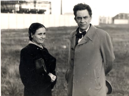 El escritor Manuel Chaves Nogales con Ana Pérez Ruiz, probablemente en Francia entre 1937 y 1940, dada la edad de ambos y ya que ella no lo acompañó a Reino Unido.