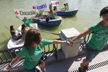 Cadena humana en el estanque del Retiro contra los recortes en Educación.