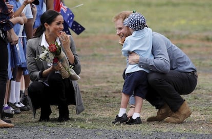 Luke Vincent, de cinco años, no podía dejar de abrazar al príncipe Enrique en Dubbo, Australia. El pequeño le besaba y acariciaba la barba, asegurando que era Santa Claus.