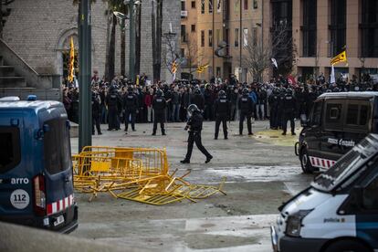 Los mossos d'Esquadra impiden el paso de los manifestantes al sitio en el que tiene lugar el acto conmemorativo del 40º aniversario de la Constitución, en Girona.