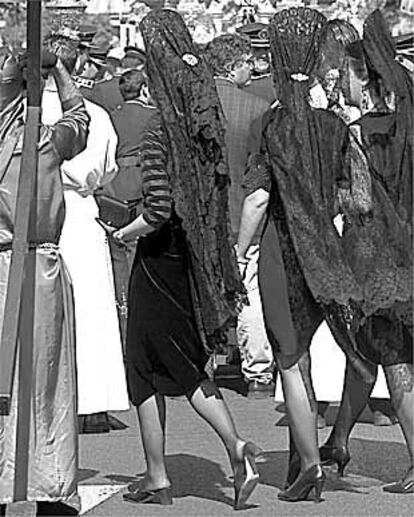 Mujeres vestidas de mantilla en la Semana Santa de Sevilla.
