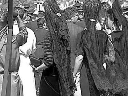 Mujeres vestidas de mantilla en la Semana Santa de Sevilla.