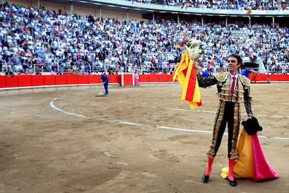 El diestro saluda al público con una bandera de Cataluña en la mano en la plaza de toros la Monumental de Barcelona, que esta tarde acoge su última corrida de toros.