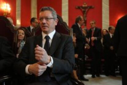 El ministro de Justicia-Alberto Ruiz-Gallardón, y el fiscal general del Estado, Eduardo Torres-Dulce, han acudido este martes al acto de toma de posesión de dos nuevos magistrados del Tribunal Supremo Ángel Luelmo es el nuevo miembro de la Sala de lo Social del alto tribunal mientras que el catedrático José Juan Suay se estrena como integrante Sala de lo Contencioso-Administrativo.(DVD 612)