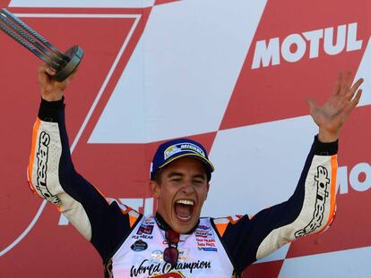 Marc Márquez celebra su tercera posición en la carrera y el campeonato del mundo.