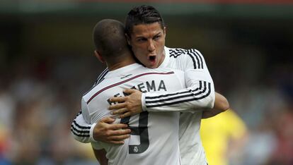El delantero portugu&eacute;s del Real Madrid Cristiano Ronaldo celebra con su compa&ntilde;ero Karim Benzem&aacute; el gol marcado ante el Villarreal, el segundo de su equipo, en el encuentro contra el Villareal.