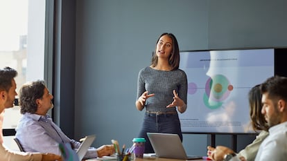 Un líder ha de ejercitar la capacidad para aprender continuamente, de manera que sus conocimientos se actualicen según las demandas del mercado.