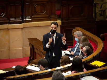 El consejero de Trabajo de la Generalitat, Roger Torrent, en sesión de control en el Parlament.