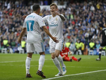 Toni Kroos celebra con Lucas V&aacute;zquez uno de los goles al Sevilla.