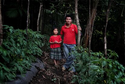 Manuel y su hija Andrea, de seis años, en la huerta de tomates que tienen en las montañas cerca de Tamahú, Guatemala.