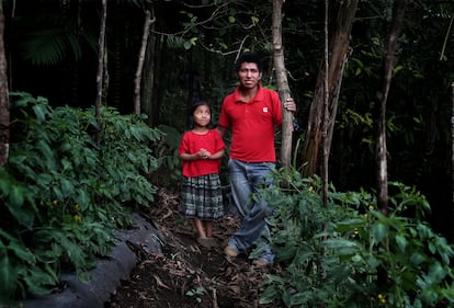 Manuel y su hija Andrea, de seis años, en la huerta de tomates que tienen en las montañas cerca de Tamahú, Guatemala.