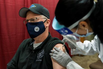 El secretario de Defensa interino, Christopher Miller, recibe la vacuna Pfizer en el Centro Médico Militar Nacional Walter Reed, en Bethesda (Maryland).