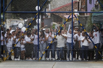 Familiares y amigos de reclusos se reúnen frente a la cárcel de máxima seguridad La Paz, en Itagüí, el 2 de junio.