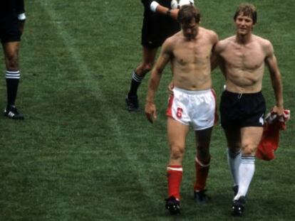 O austríaco Hattenberger, à esquerda, com o alemão Föster, depois do jogo de 25 de junho de 1982, em El Molinón.