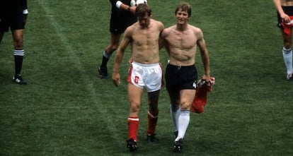 O austríaco Hattenberger, à esquerda, com o alemão Föster, depois do jogo de 25 de junho de 1982, em El Molinón.