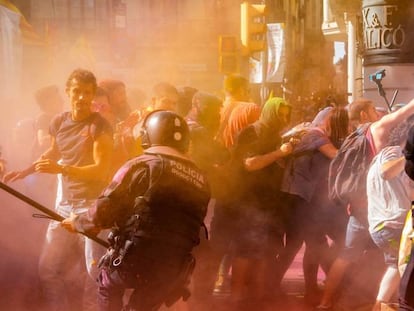 Las imágenes de los choques entre independentistas y Mossos d’esquadra en Barcelona