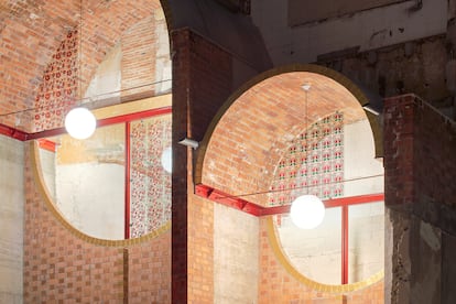 El muro es un espacio a la vez interno y externo que consta de cuatro nichos y tres bóvedas con aspecto de ábsides románicos acompañados de una modesta gradería de hormigón.