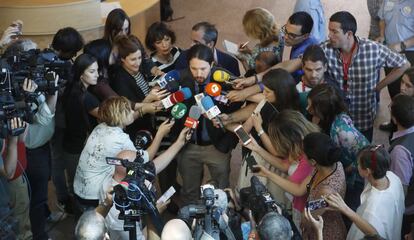 Pablo Iglesias atiende a los periodistas en la  Asamblea de Madrid.