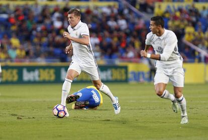 El centrocampista alemán del Real Madrid Toni Kroos (i) y el delantero portugués Cristiano Ronaldo (d).