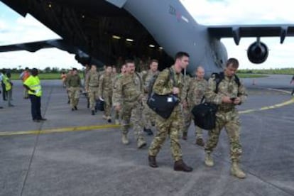 Tropas británicas desembarcan en Lungi, Sierra Leona, para luchar contra el ébola.
