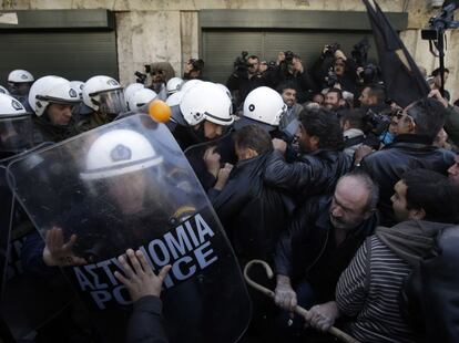 Varios agricultores de la isla de Creta se enfrentan con la policía antidisturbios frente al Parlamento griego en Atenas mientras los legisladores se disponían a votar un nuevo impuesto a la propiedad que se extenderá la tasa para incluir las fincas.