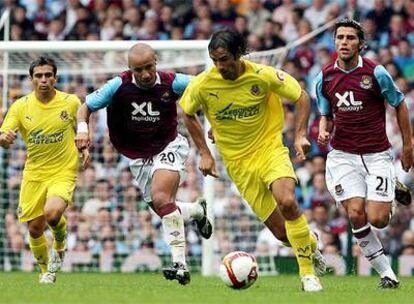 Pires conduce el balón durante un partido de pretemporada ante el West Ham.