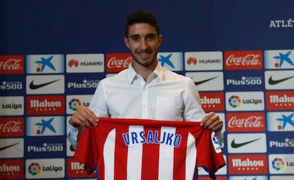 Vrsaljko posa con la camiseta del Atlético de Madrid.