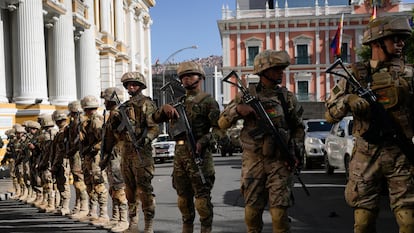 Policías militares bloquean este miércoles la entrada a la plaza de Murillo, en La Paz (Bolivia). 