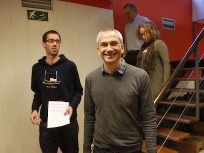 Joseba Permach, seguido por Xabier Soto, antes de la rueda de prensa de esta mañana.