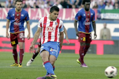 Agüero marca de penalti el tercer gol del Atlético.
