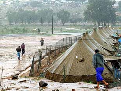 Imagen de un campamento de acogida de inmigrantes irregulares en Melilla en noviembre de 2001.