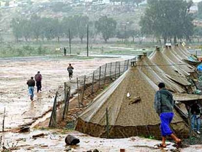 Imagen de un campamento de acogida de inmigrantes irregulares en Melilla en noviembre de 2001.