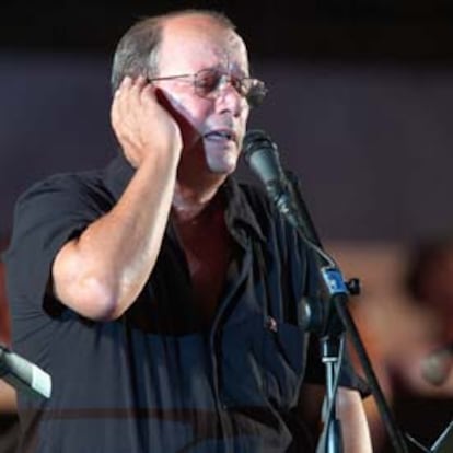 El cantautor cubano durante el concierto al que acudió Fidel Castro.