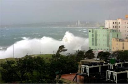 El Michelle azota con grandes olas el malecn de La Habana, en una vista desde el Hotel Nacional de Cuba.