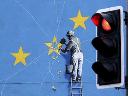 Vista de un mural de Banksy en el que se puede apreciar a un hombre que rompe las estrellas de una bandera de la UE, en Dover (Inglaterra) el pasado noviembre.
