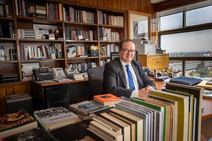 Leonardo Lomelí en su oficina en Ciudad Universitaria.