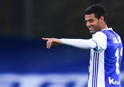 Carlos Vela celebra tras anotar el penalti frente al Atlético de Madrid.