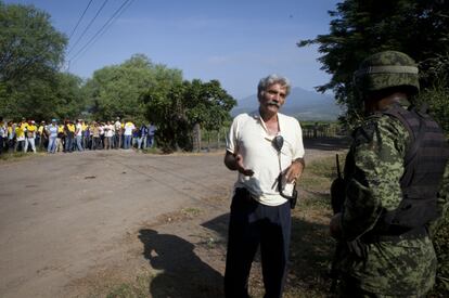 Jos&eacute; Manuel Mireles, uno de los l&iacute;deres de las autodefensas, negocia el paso hacia Apatzing&aacute;n con los militares.