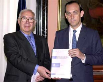 Manuel Lagares (izquierda) entrega a Estanislao Rodríguez-Ponga el informe para la reforma del IRPF.