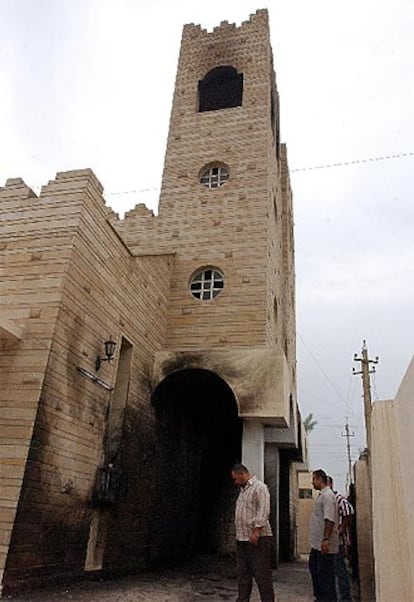 Varios iraquíes observan los desperfectos en la iglesia de San Jorge, situada en el barrio de Al Doura.