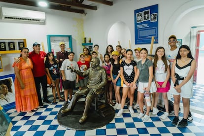 Los niños y niñas ganadoras de Macondo sí tiene quien le escriba 2025 en la Casa del Telegrafista, en Aracataca, Colombia.